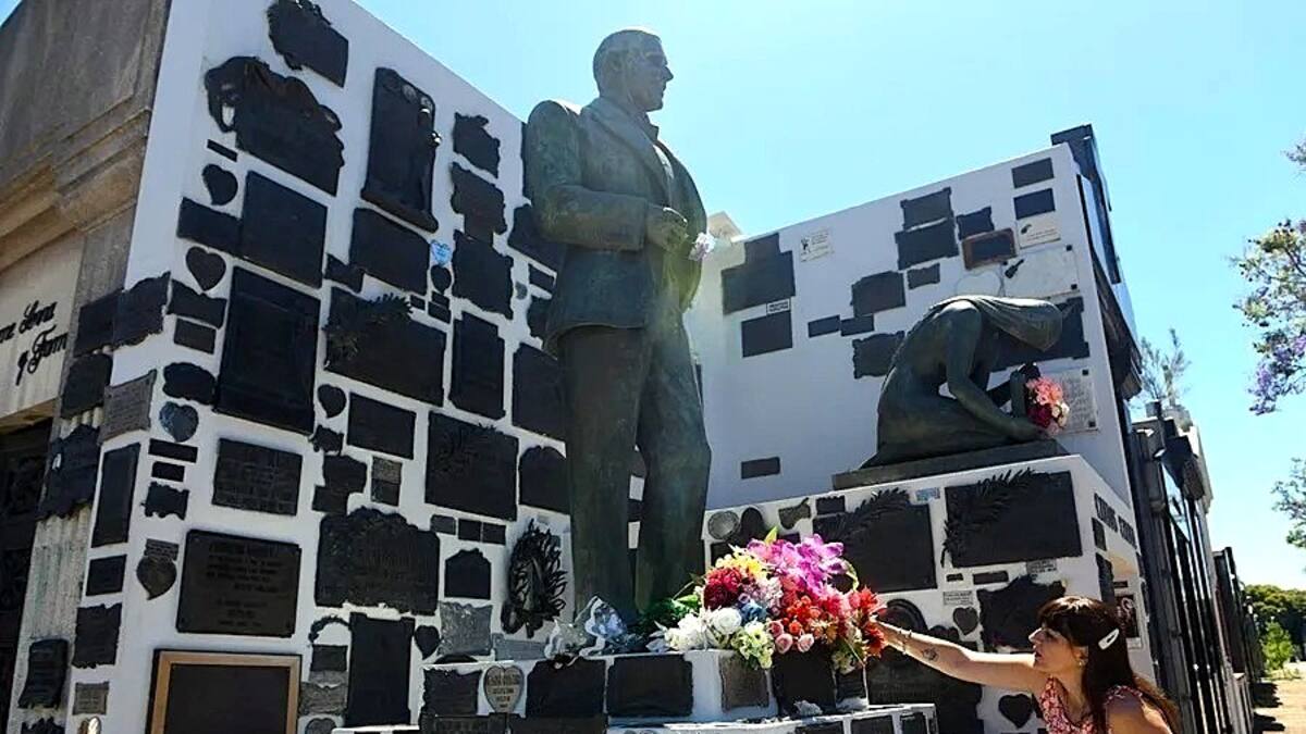 La cuidadora del mausoleo de Gardel cuenta la verdad de la polémica nacionalidad uruguaya: “Es todo un disparate”