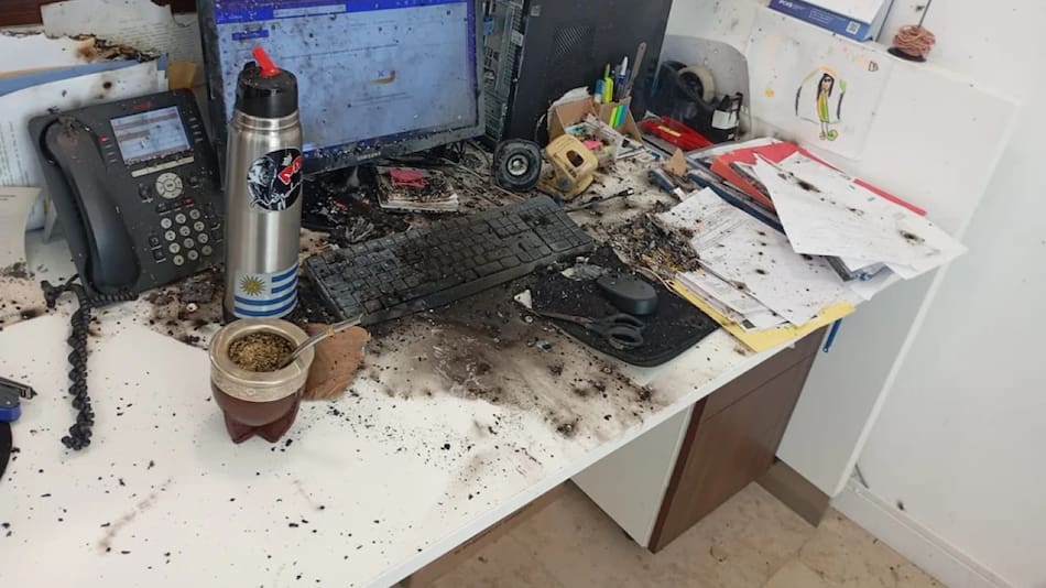 La oficina donde explotó el paquete explosivo. Foto: NA.