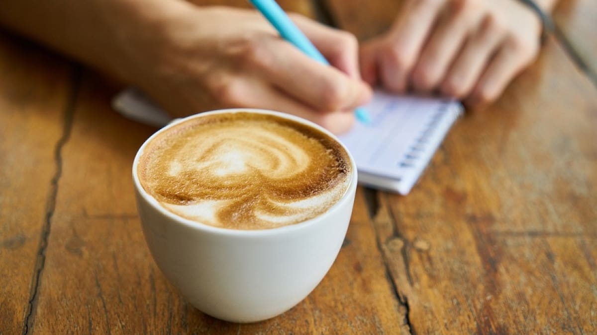 Un estudio de Harvard relaciona el consumo moderado de café y té con menor riesgo de demencia. Foto: Pixabay.