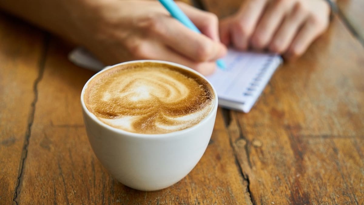 Un estudio de Harvard relaciona el consumo moderado de café y té con menor riesgo de demencia: cuántas tazas por día recomiendan beber