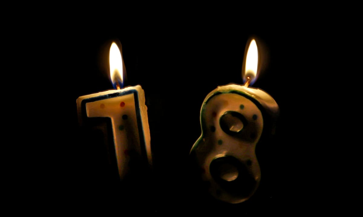 Dos velas se encienden en forma de números 1 y 8.