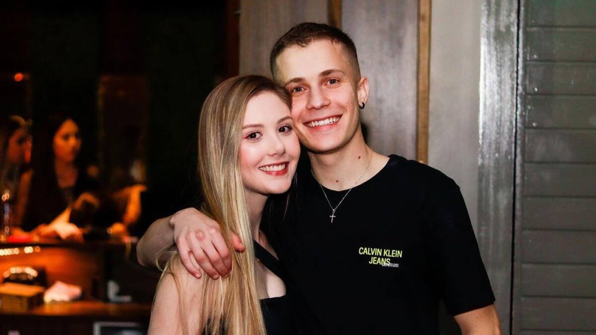 La joven junto a su pareja. Foto: Instagram/laura.zaffari