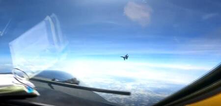 Avión caza de EEUU en el Mar de la China. Foto: captura de video Ruptly.