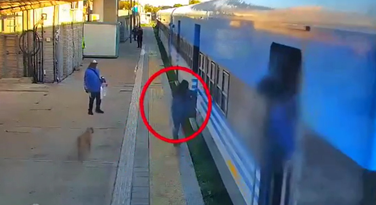 Una mujer cayó mientras el tren estaba en movimiento. Foto: captura video.