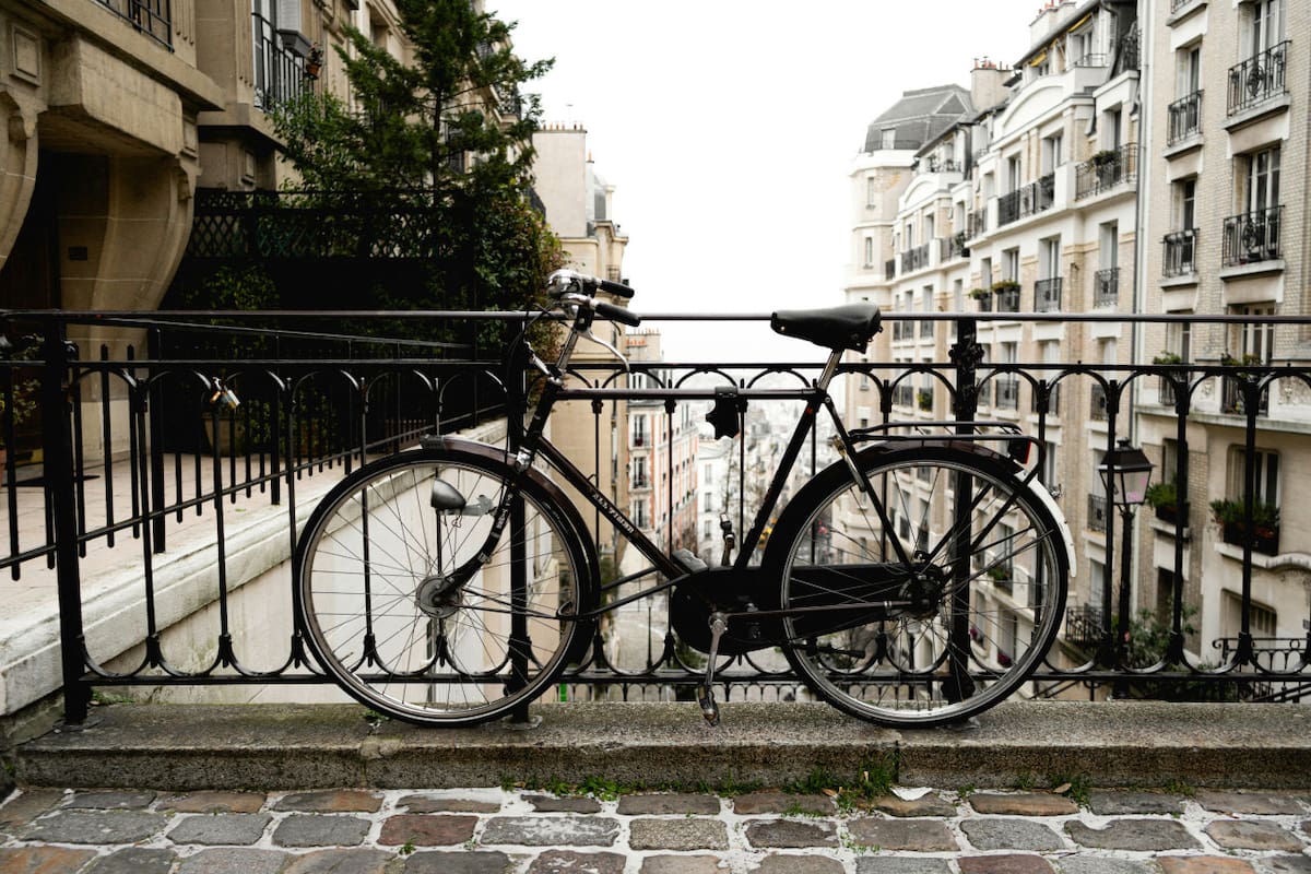 París busca fomentar un entorno más amigable para peatones y ciclistas. Foto: Unsplash
