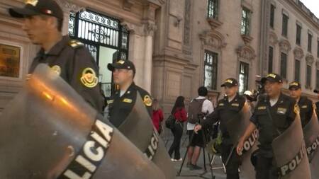Policías refuerzan la frontera de Perú. Foto: Reuters.