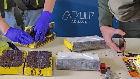 Tres ciudadanas bolivianas intentaron ingresar a Argentina con más de 6kg de cocaína oculta en su ropa. Foto: Aduana.