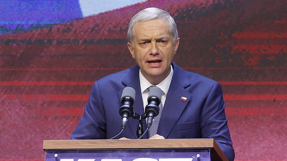 El presidente electo de Chile, el ultraderechista José Antonio Kast, agita una bandera de Chile tras ganar la segunda vuelta de las elecciones presidenciales este domingo, en Santiago (Chile).