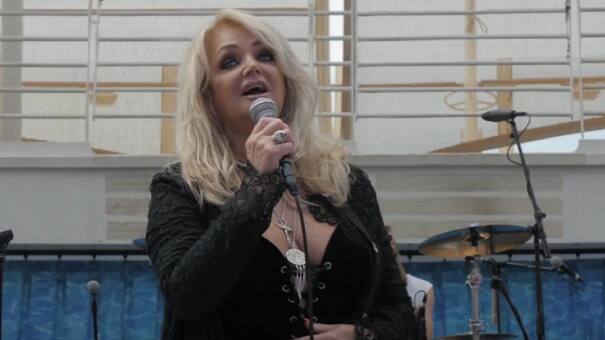 En el día del eclipse, Bonnie Tyler cantó "Total eclipse of the heart"