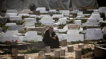 Palestinos visitan tumbas en la Franja de Gaza. Foto: EFE.