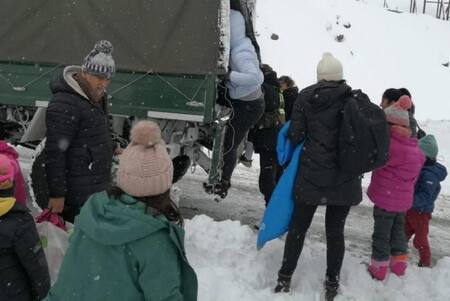 Rescate de personas varadas por tormenta de nieve en la Cordillera, foto NA, Gendarmería