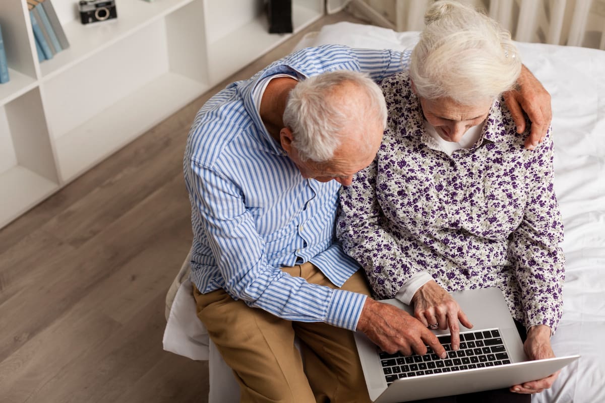 Jubilados viendo sus pensiones