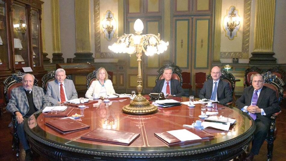 La Corte Suprema de Justicia de la provincia de Buenos Aires. De izquierda a derecha: Sergio Gabriel Torres, Luis Esteban Genoud, Daniel Fernando Soria (presidente), Eduardo Néstor de Lázzari, Eduardo Julio Pettigiani, Hilda Kogan.