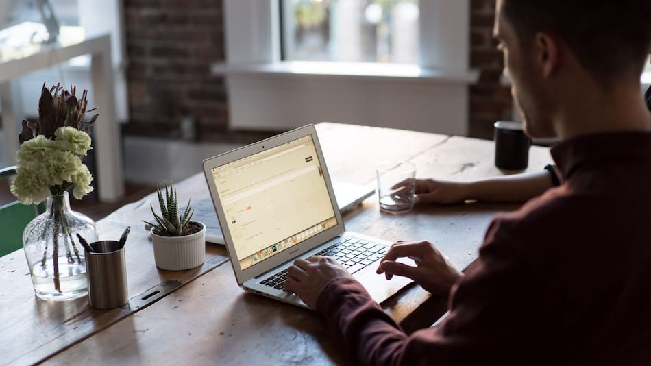La UBA ofrece un curso remoto con gran salida laboral. Foto: Unsplash.