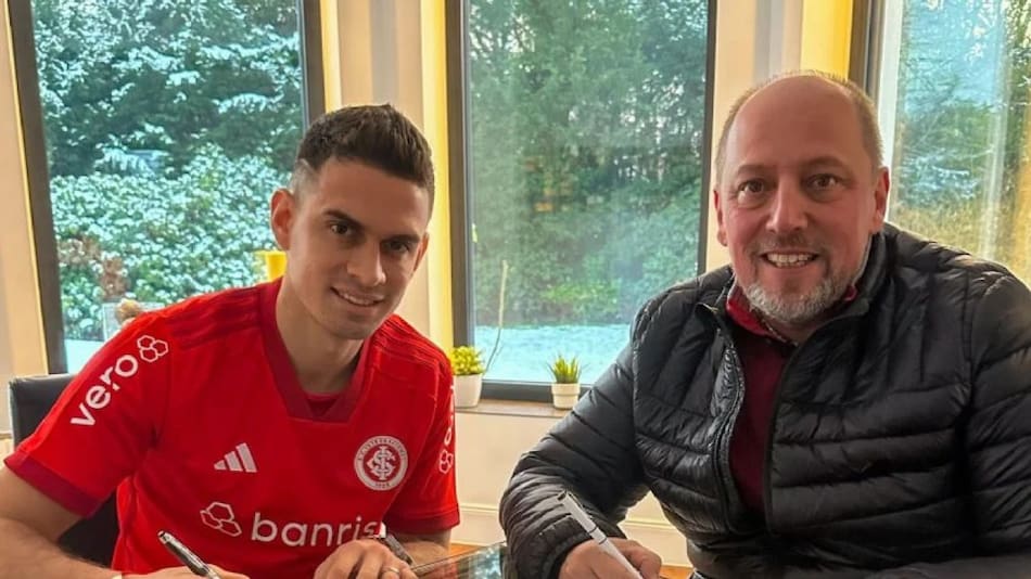 Santos Borré firmando para el Inter de Brasil. Foto: redes sociales