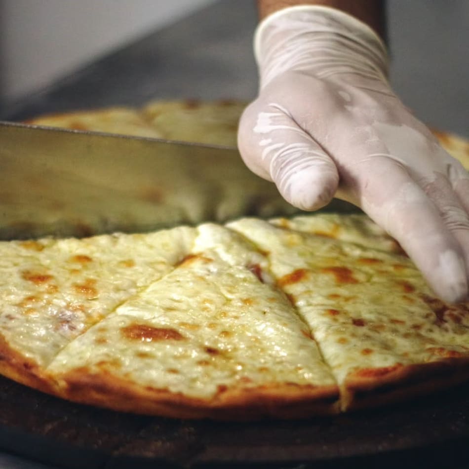 Una pizza imperdible. Foto: Instagram @santobardepizzas