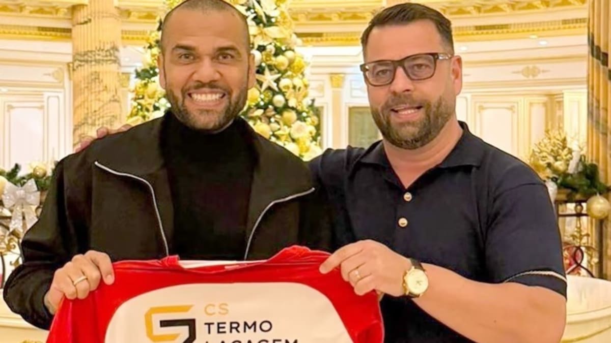 Dani Alves con la camiseta del Sporting São João de Ver.
