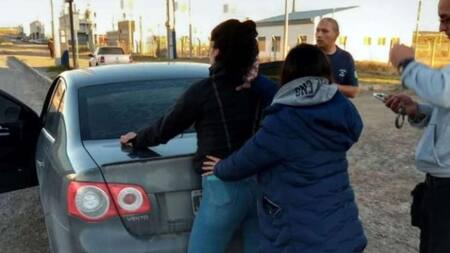 El momento de la detención de Soledad "La Pochola" González. Foto: gentileza La Opinión Austral