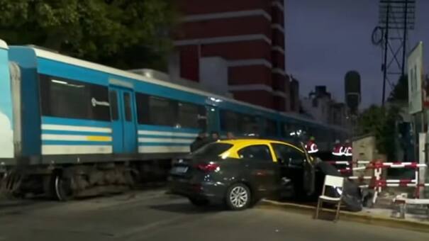 Un tren del Sarmiento arrolló a un taxi que cruzó con la barrera baja en Flores: la insólita postura del taxista