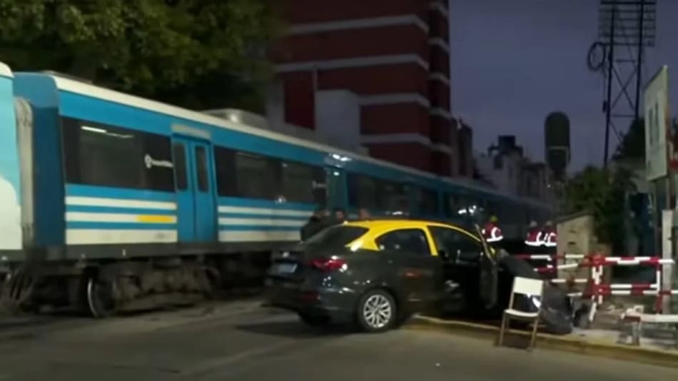 Accidente entre un taxi y el tren Sarmiento en Flores.