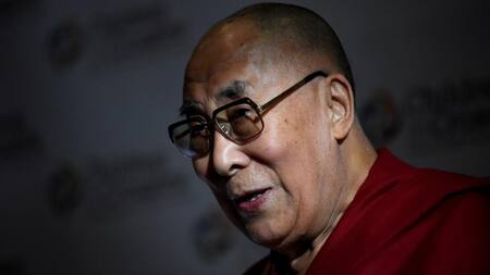 Tras ser criticado por acariciar una menor, el Dalai Lama recibió una preocupante predicción