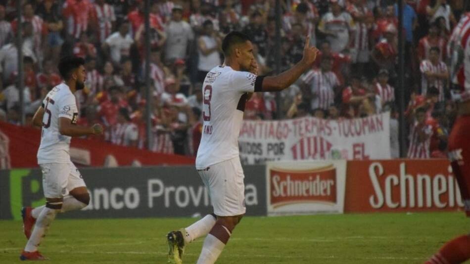 Festejo de Sand en victoria de Lanús por sobre San Martín de Tucumán