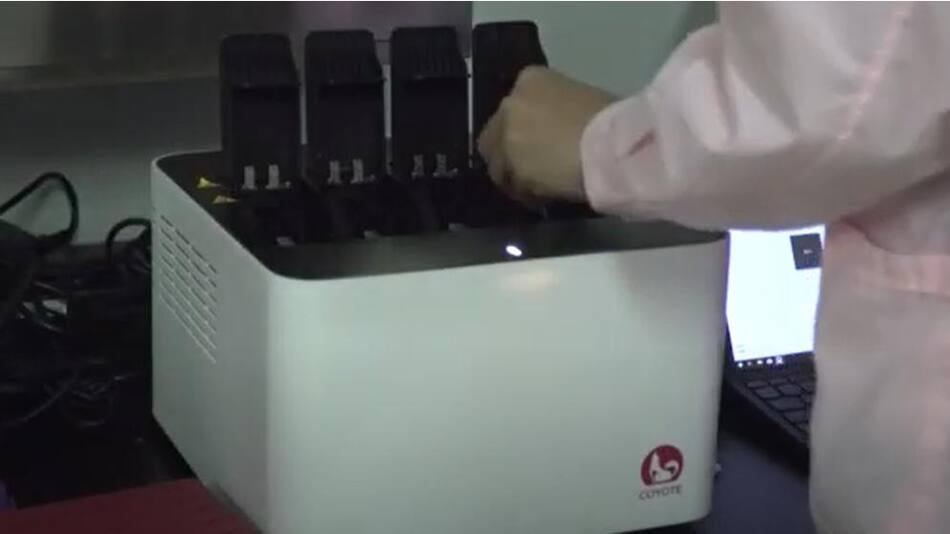 Coronavirus, máquina china hace pruebas PCR en solo 30 minutos, foto AFP
