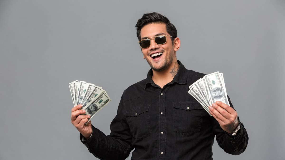 Dinero, horóscopo. Foto: Freepik