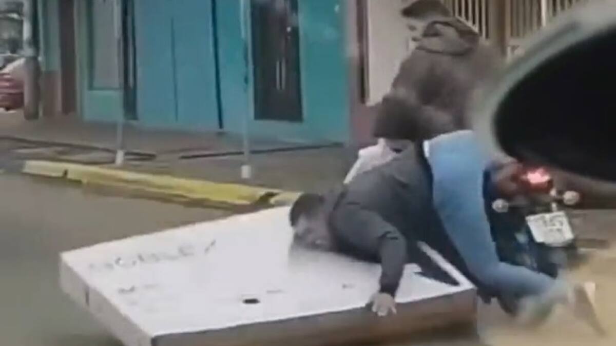 Se le cayó un televisor de 65 pulgadas de la moto y se volvió viral. Foto: captura.