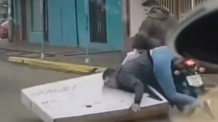 Se le cayó un televisor de 65 pulgadas de la moto y se volvió viral. Foto: captura.