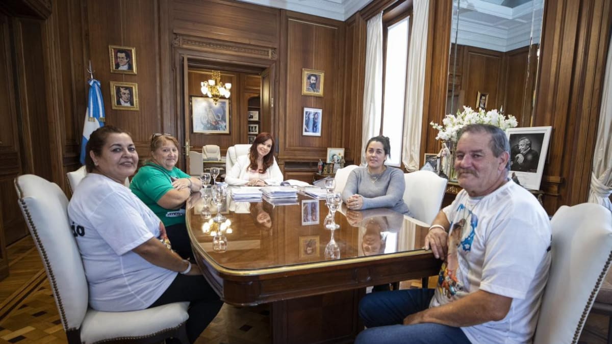 Cristina Kirchner junto a la familia de Lucio Dupuy en el Senado. Foto: @CFKArgentina.