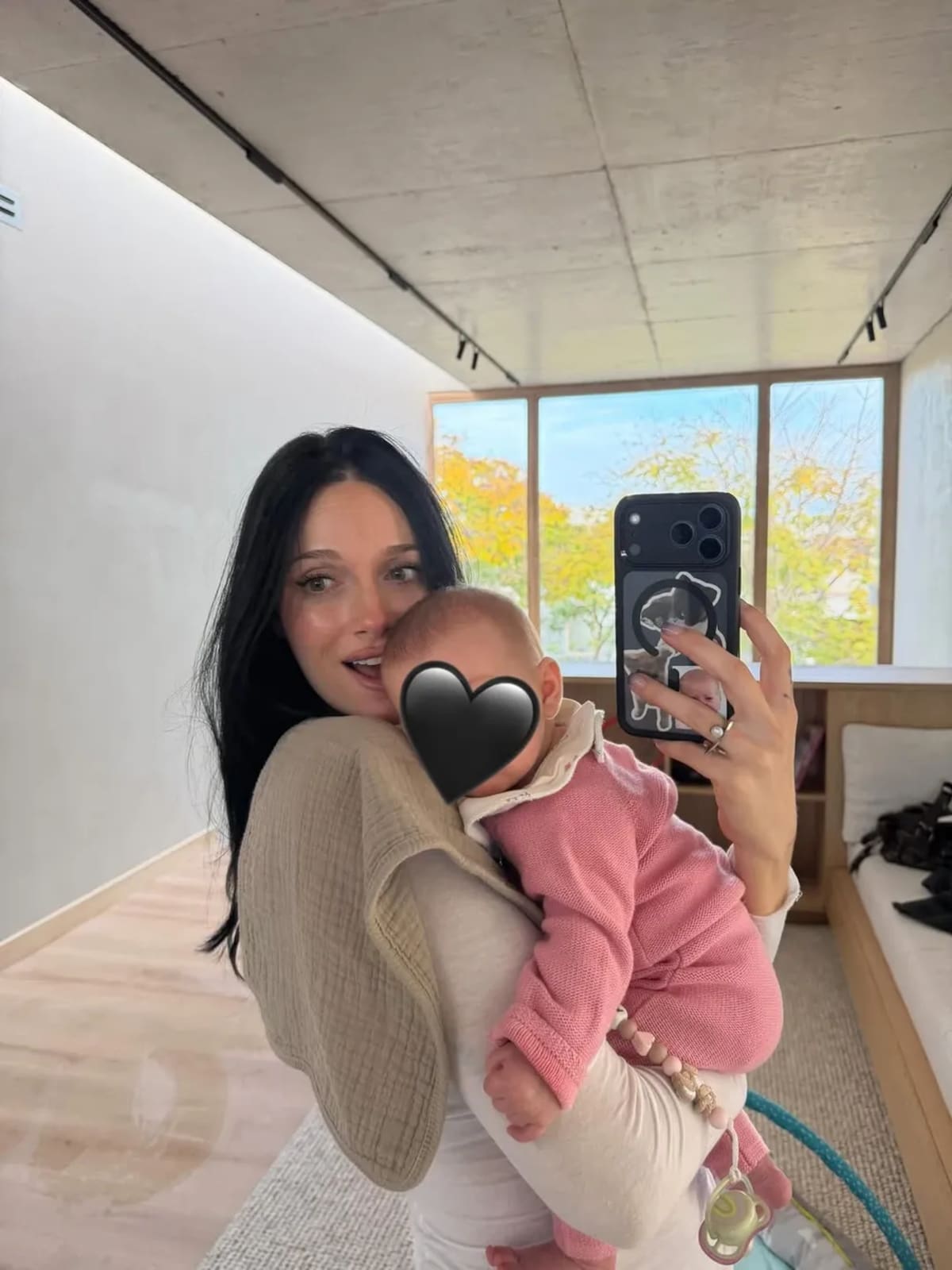 Oriana Sabatini y Paulo Dybala con su hija Gia