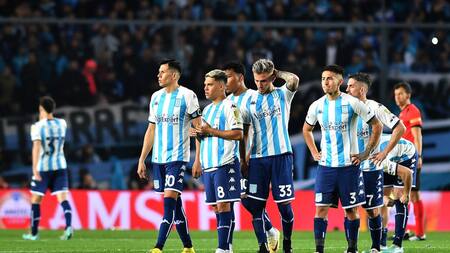 La tristeza de los jugadores de Racing tras la eliminación de Copa Libertadores. Foto: Télam.