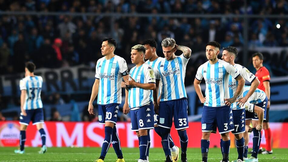 La tristeza de los jugadores de Racing tras la eliminación de Copa Libertadores. Foto: Télam.