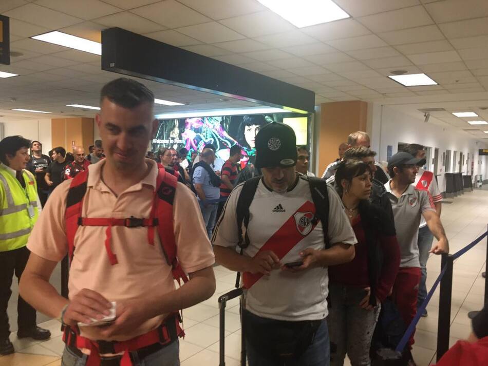 Hinchas de River en Lima