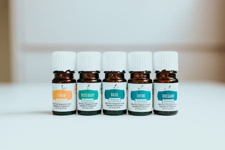 Aceite, orégano, especias. Foto Unsplash.