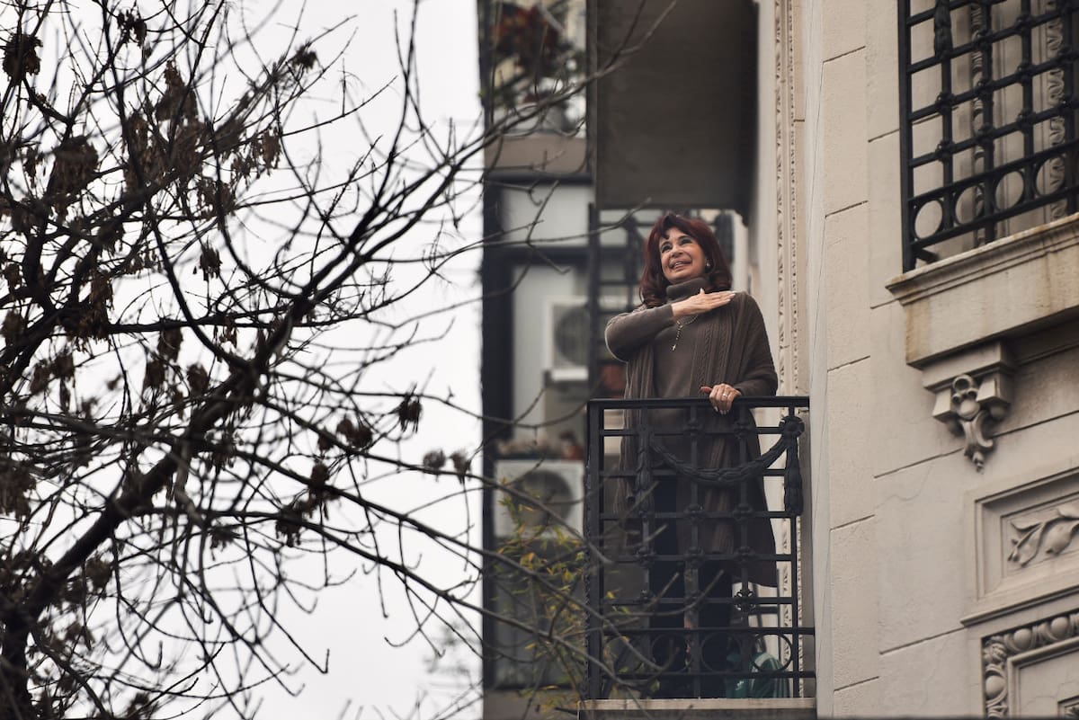 Cristina Kirchner desde el balcón de su casa. Foto: Reuters/Pedro Lazaro Fernandez