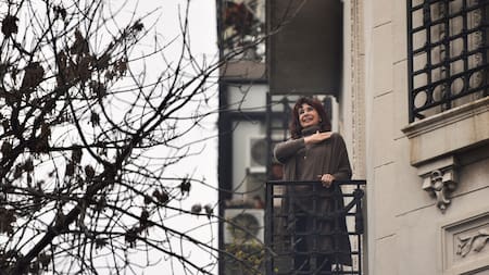 Cristina Kirchner desde el balcón de su casa. Foto: Reuters/Pedro Lazaro Fernandez