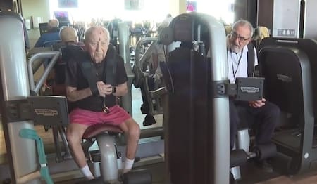 Dentro de su rutina, se encuentran los ejercicios de fuerza. Foto: Captura de pantalla/ TikTok: noticias_cuatro