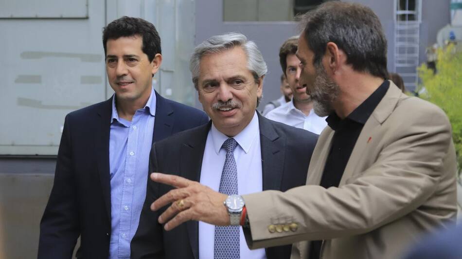 El presidente electo Alberto Fernández llega al congreso acompañado del diputado Eduardo De Pedro, NA