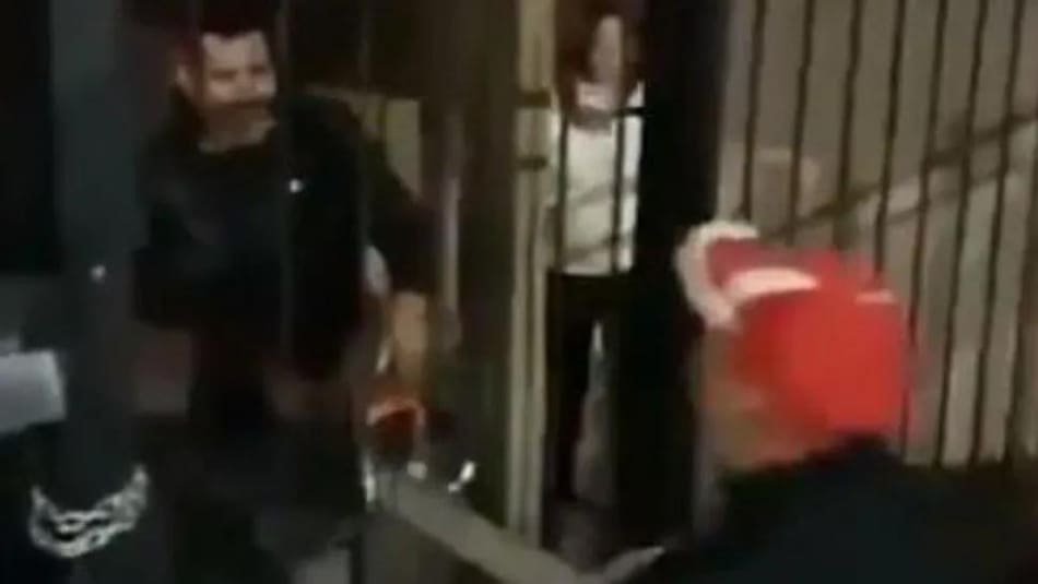 Castelar, usurparon casa y atacaron con motosierra a los dueños, huyeron y se olvidaron a la abuela