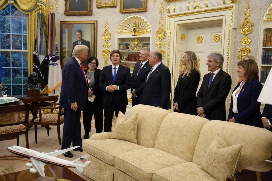 La comitiva argentina liderada por Javier Milei junto a Donald Trump en el Salón Oval de la Casa Blanca.