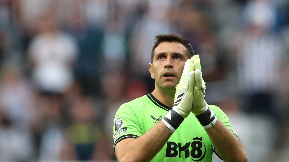 Emiliano Martínez se había lesionado ante Hibernian, por Conference League. Foto: Reuters.
