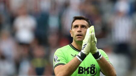 Emiliano Martínez se había lesionado ante Hibernian, por Conference League. Foto: Reuters.