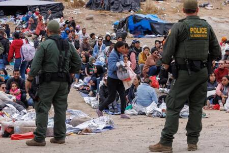 Migrantes intentando cruzar la frontera de EEUU. Foto: Reuters