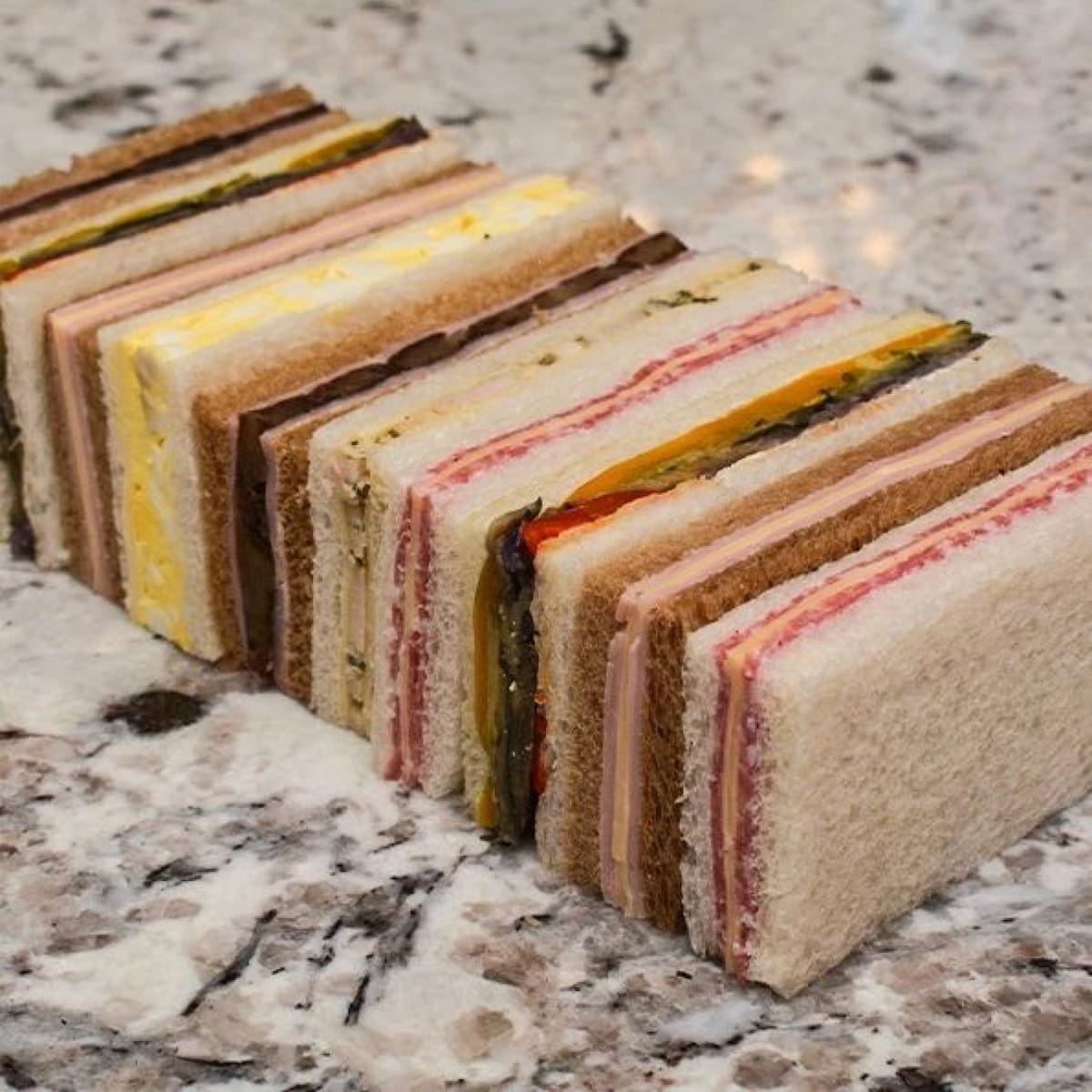 Sándwiches de miga, confitería La Ideal. Foto Instagram @confiterialaideal