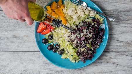 El aceite de oliva tiene un alto valor nutricional. Foto: Unsplash.