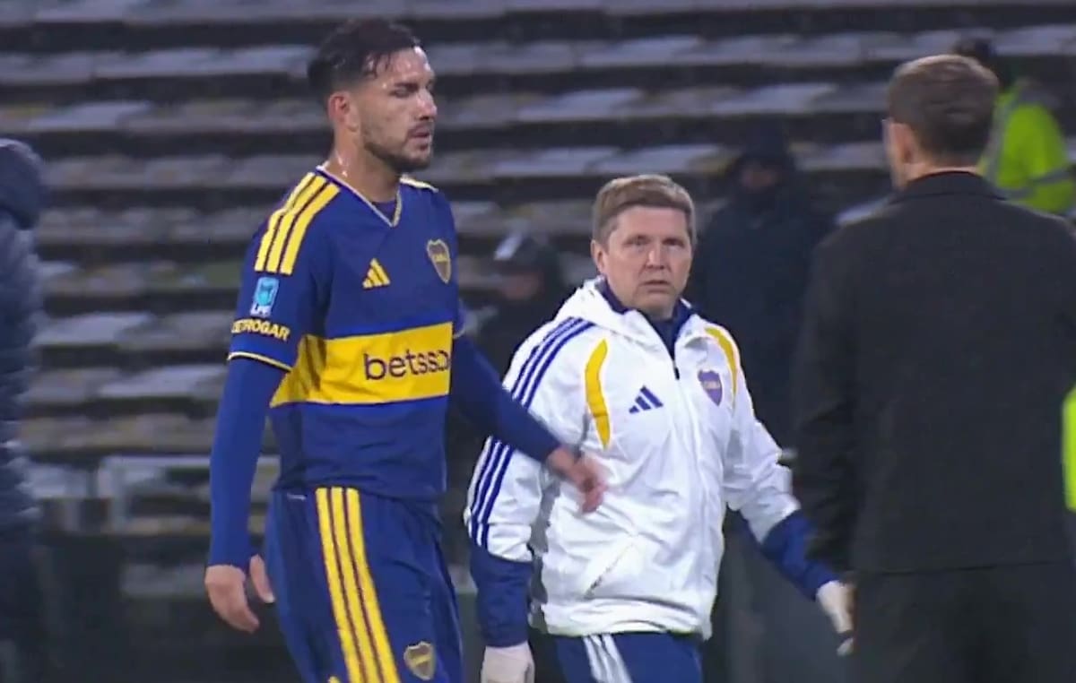 Leandro Paredes sale lesionado en el partido entre Boca e Instituto.