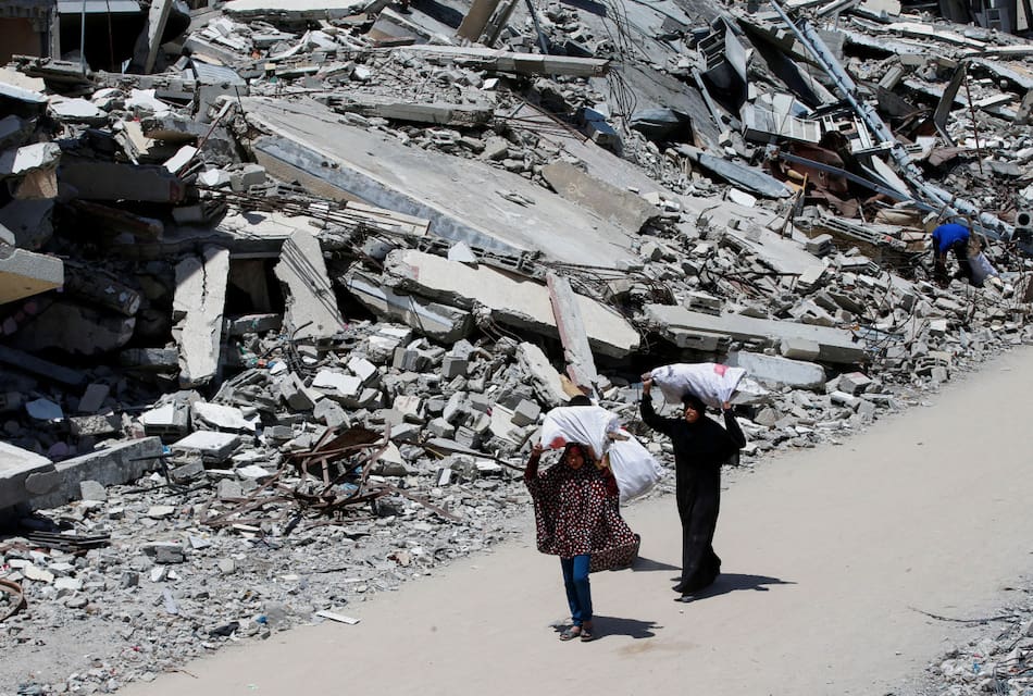 Reparto de ayuda humanitaria en la Franja de Gaza. Foto: REUTERS/Mahmoud Issa.