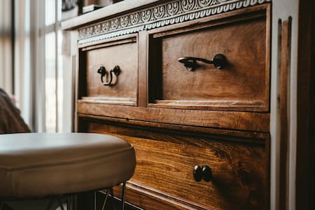 Cómo cuidar los muebles de madera. Foto: Unsplash.